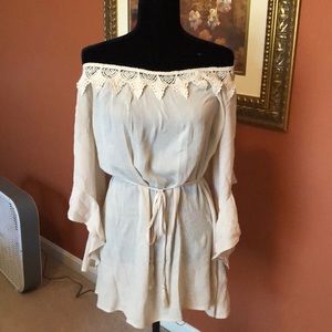 Romantic tunic with flowy sleeves.